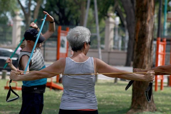 Gimnasia gratuita para adultos mayores en la Plaza Boedo