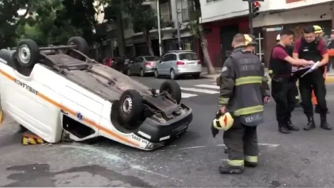 Choque y vuelco de una ambulancia