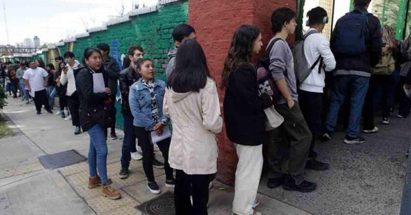 Siete cuadras de fila para la Expo Empleo Barrial