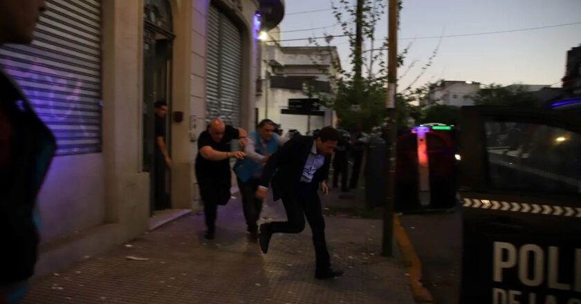 Moretti se fue escoltado por la Policía de la Ciudad